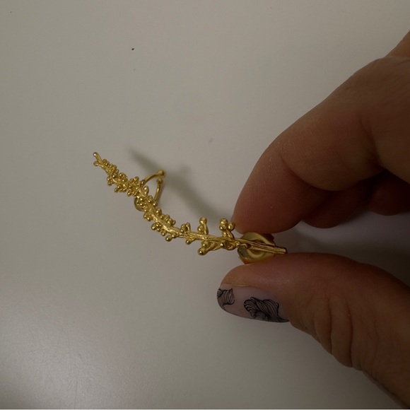 New Golden Ivy Ear Cuff - Picture 10 of 11